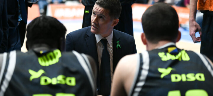 Entrenador dialogando con jugadores del Gran Canaria durante un tiempo muerto.