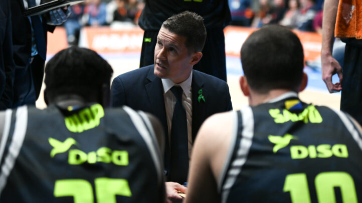 Entrenador dialogando con jugadores del Gran Canaria durante un tiempo muerto.