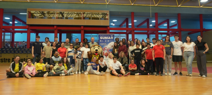 Más de 70 participantes del Proyecto Suma posan en el polideportivo de San Bartolomé.