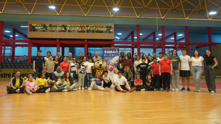 Más de 70 participantes del Proyecto Suma posan en el polideportivo de San Bartolomé.