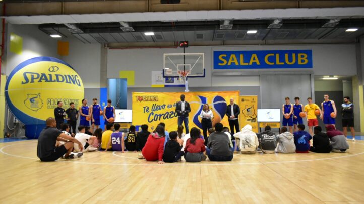 Evento de baloncesto con jóvenes en el Club Gran Canaria, mostrando integración y aprendizaje.