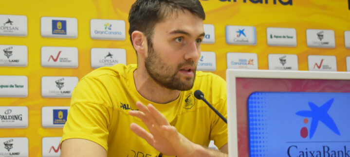 Mike Tobey habla en la rueda de prensa del Club Baloncesto Gran Canaria.