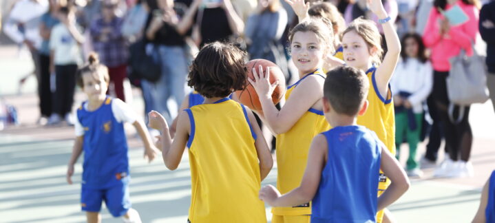 Niños jugando al baloncesto durante la primera jornada de la XI Liga de Escuelas Eduardo Polo.