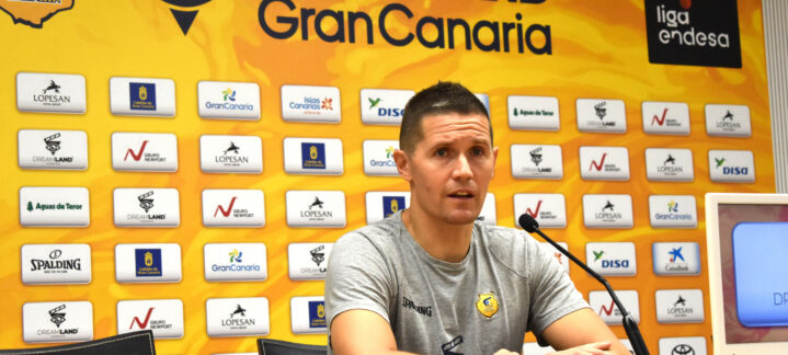 Entrenador Jaka Lakovic en rueda de prensa, fondo con logos del Club Baloncesto Gran Canaria.