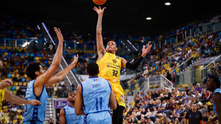 en diez claves",Jugador del Dreamland Gran Canaria lanza a canasta durante un partido contra Joventut.