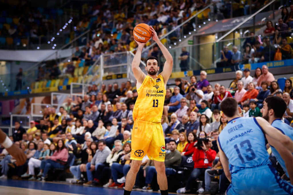 en diez claves",Jugador del Dreamland Gran Canaria lanzando el balón en un partido frente al Lleida.
