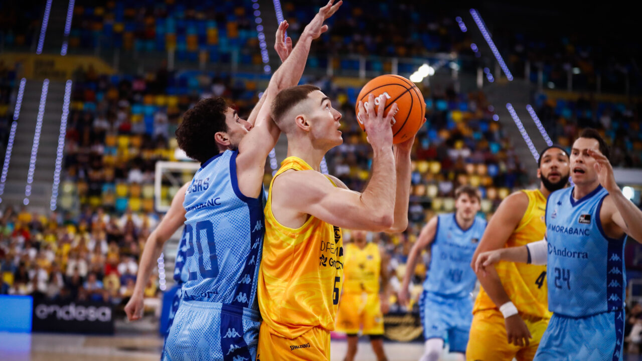 Jugador del Dreamland Gran Canaria intenta anotar mientras es defendido por MoraBanc Andorra.