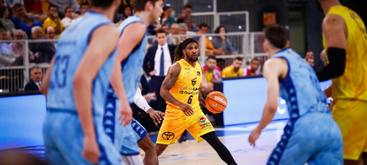 Jugador del Dreamland Gran Canaria dribla con el balón en un partido contra UCAM Murcia.