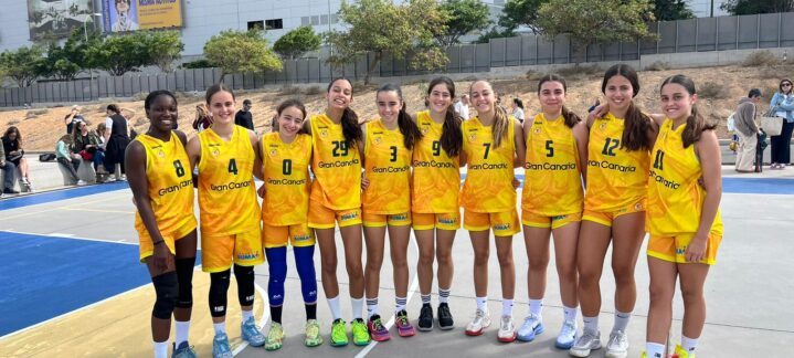 Jugadoras de la cantera del Gran Canaria posando juntas en una cancha de baloncesto.