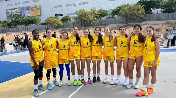 Jugadoras de la cantera del Gran Canaria posando juntas en una cancha de baloncesto.