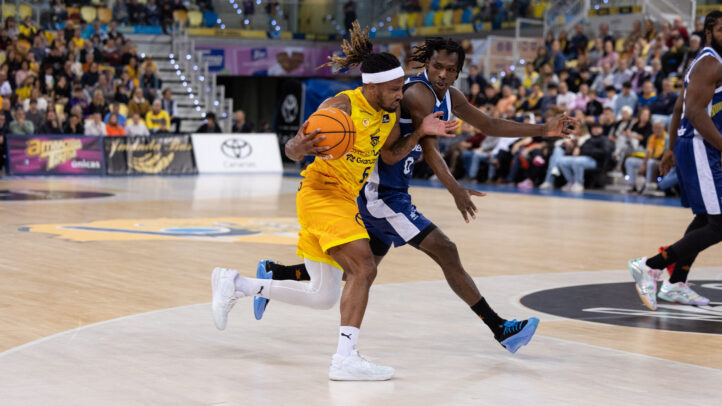 Jugador del Dreamland Gran Canaria driblando mientras es defendido por un adversario.