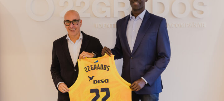 Dos hombres sostienen una camiseta del CB Gran Canaria con el logo de 22GRADOS.