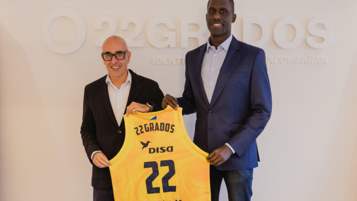 Dos hombres sostienen una camiseta del CB Gran Canaria con el logo de 22GRADOS.