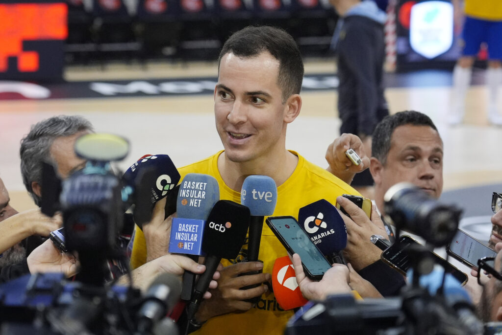 Jugador del Dreamland Gran Canaria siendo entrevistado por varios medios de comunicación.