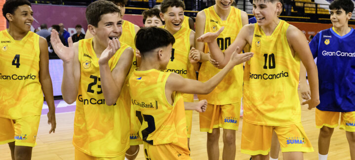 Niños celebrando con alegría tras un triunfo en la Minicopa Endesa, vistiendo camisetas amarillas.
