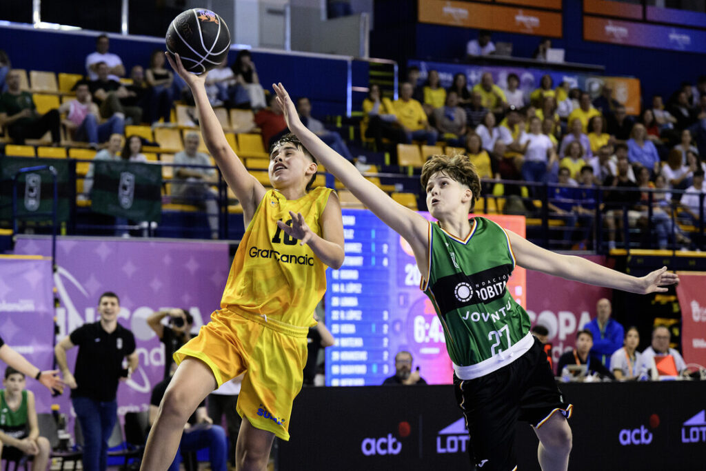 Jugadores infantiles durante un partido de la Minicopa Endesa, en acción en la cancha.