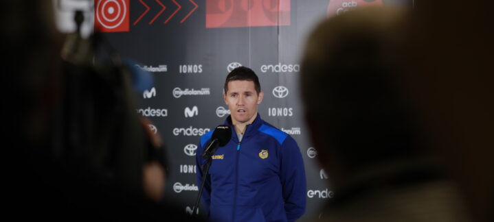 Rueda de prensa con un jugador del Club Baloncesto Gran Canaria ante los medios.