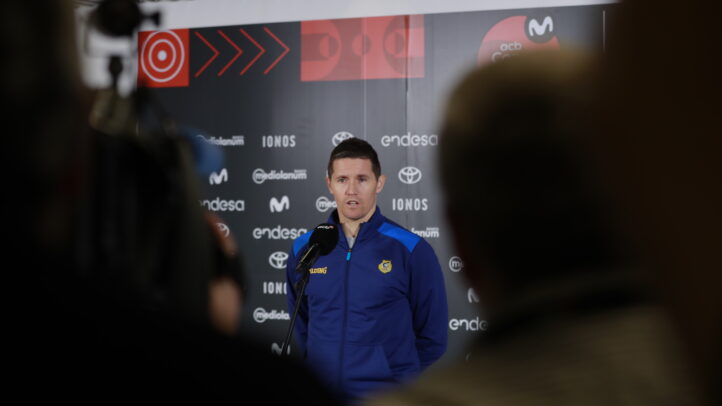 Rueda de prensa con un jugador del Club Baloncesto Gran Canaria ante los medios.