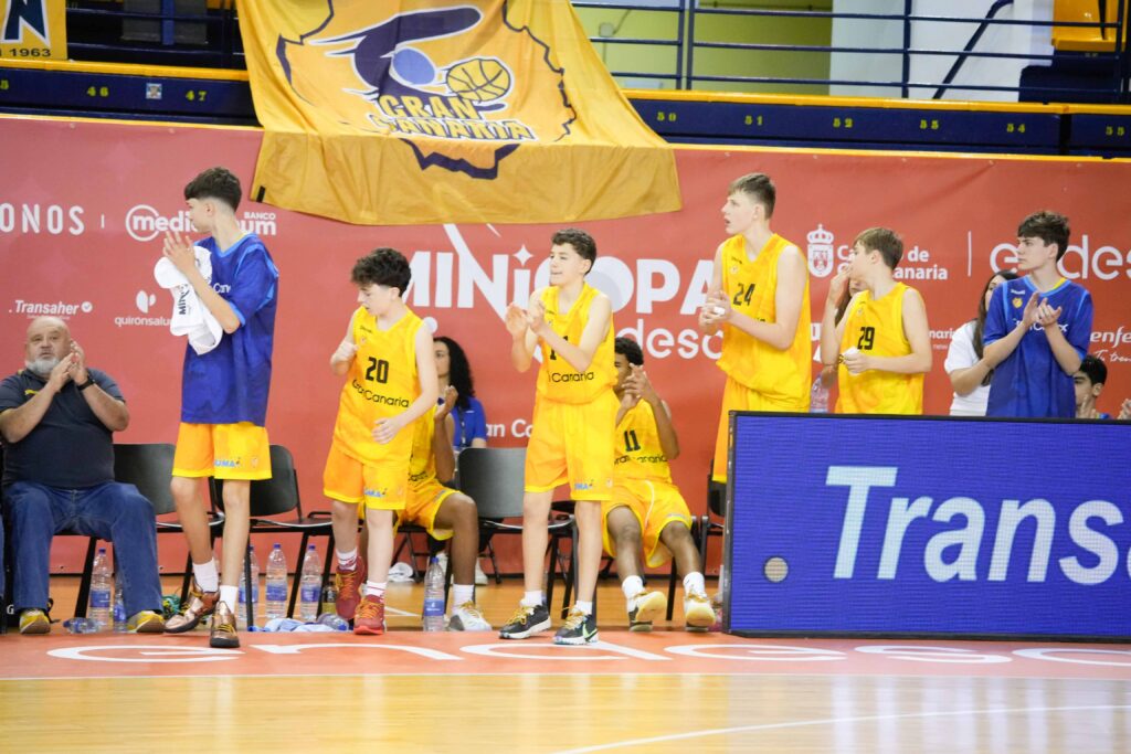 Jugadores y aficionados del Gran Canaria celebran en las semifinales de la Minicopa Endesa.