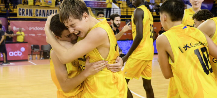 Jugadores del Gran Canaria celebran con abrazos tras una victoria en la Minicopa Endesa.