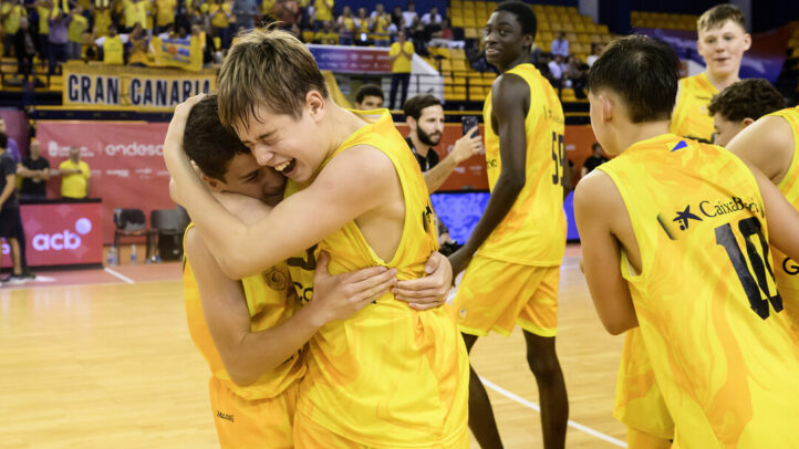 Jugadores del Gran Canaria celebran con abrazos tras una victoria en la Minicopa Endesa.