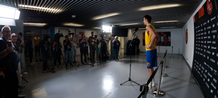 en boca de Brussino y Pelos a horas del partidazo copero",Jugadores en rueda de prensa rodeados de periodistas en un evento del club.