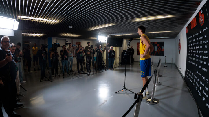 en boca de Brussino y Pelos a horas del partidazo copero",Jugadores en rueda de prensa rodeados de periodistas en un evento del club.
