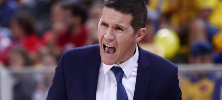 Entrenador Jaka Lakovic gritando y motivando al equipo durante un partido.