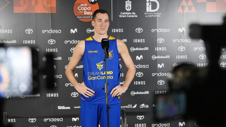 Jugador del Club Baloncesto Gran Canaria durante una rueda de prensa.