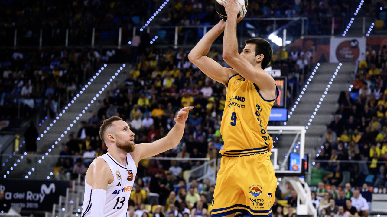 Jugador del Dreamland Gran Canaria lanzando a canasta con un adversario defendiendo.