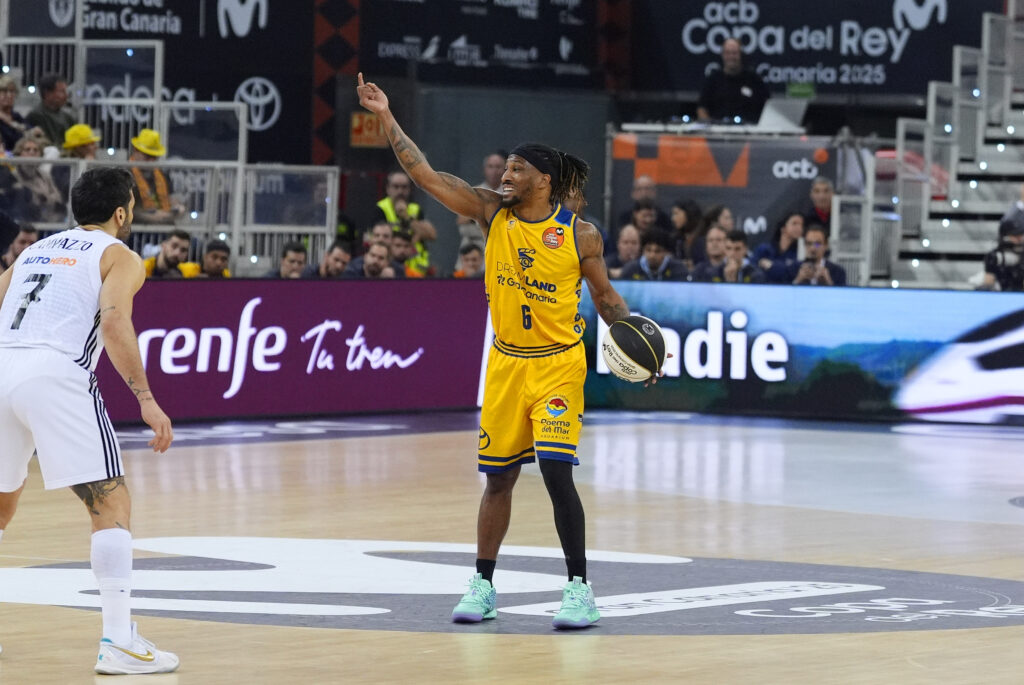 Jugador del Dreamland Gran Canaria con balón, señalando en el partido de la Copa del Rey.
