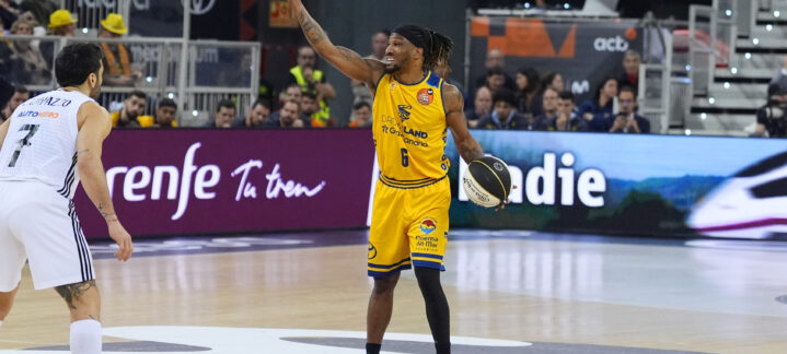 Jugador del Dreamland Gran Canaria con balón, señalando en el partido de la Copa del Rey.