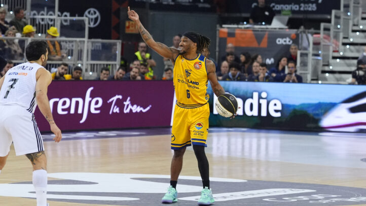 Jugador del Dreamland Gran Canaria con balón, señalando en el partido de la Copa del Rey.