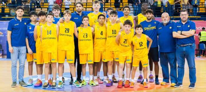 Equipo de baloncesto del Gran Canaria posando tras la Minicopa Endesa, todos con uniformes amarillos.