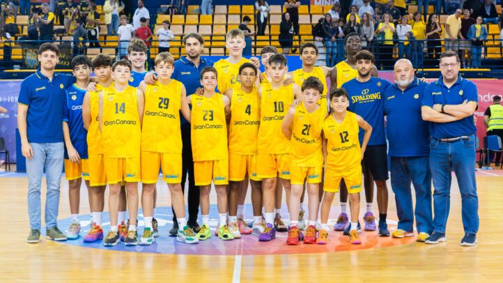 Equipo de baloncesto del Gran Canaria posando tras la Minicopa Endesa, todos con uniformes amarillos.