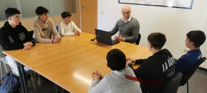unidos en la colaboración del Programa WorkExperience",Grupo de jóvenes y un monitor conversando en una reunión sobre el programa WorkExperience.