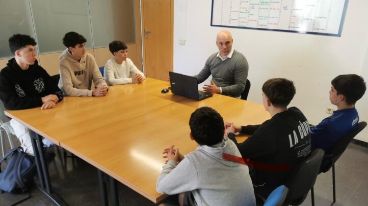 unidos en la colaboración del Programa WorkExperience",Grupo de jóvenes y un monitor conversando en una reunión sobre el programa WorkExperience.