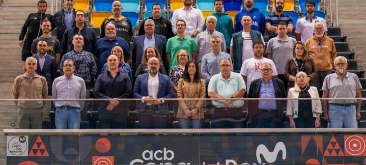 Reunión de representantes del baloncesto de Gran Canaria tras un acuerdo histórico.