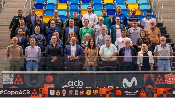 Reunión de representantes del baloncesto de Gran Canaria tras un acuerdo histórico.
