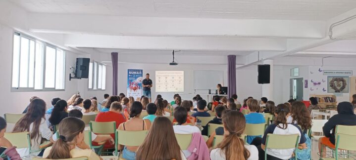 Estudiantes asisten a una charla del Proyecto Suma del Club Baloncesto Gran Canaria.