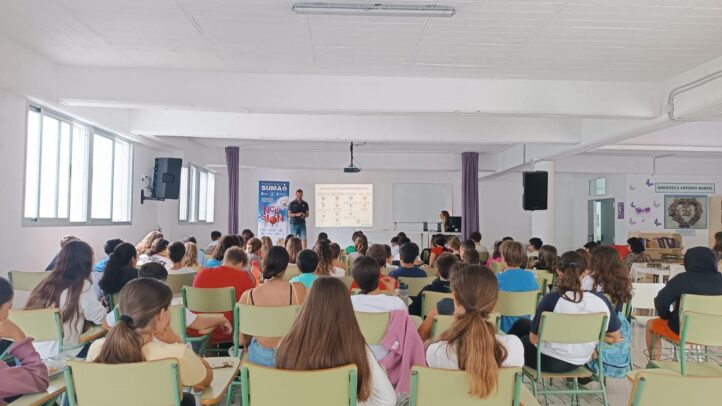 Estudiantes asisten a una charla del Proyecto Suma del Club Baloncesto Gran Canaria.
