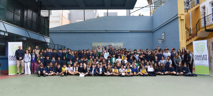 Estudiantes y personal de Oakley College posan juntos en su visita al Club Baloncesto Gran Canaria.
