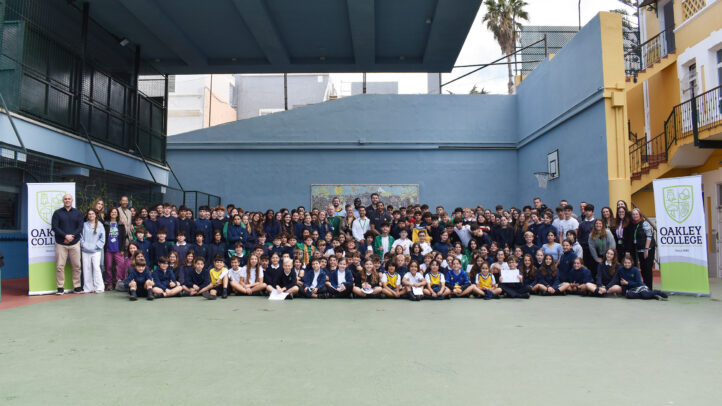 Estudiantes y personal de Oakley College posan juntos en su visita al Club Baloncesto Gran Canaria.