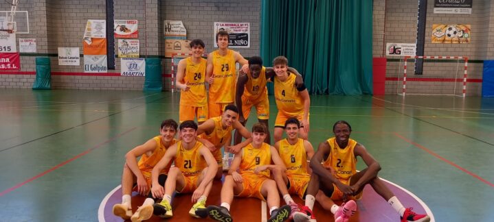 Jugadores del Club Baloncesto Gran Canaria posan en la cancha tras un partido.