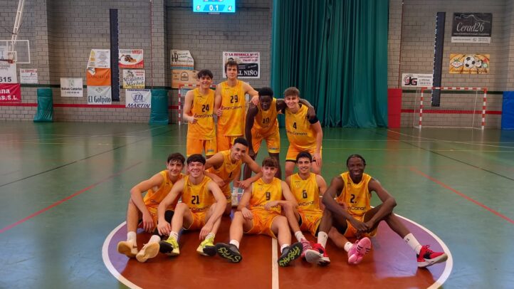 Jugadores del Club Baloncesto Gran Canaria posan en la cancha tras un partido.