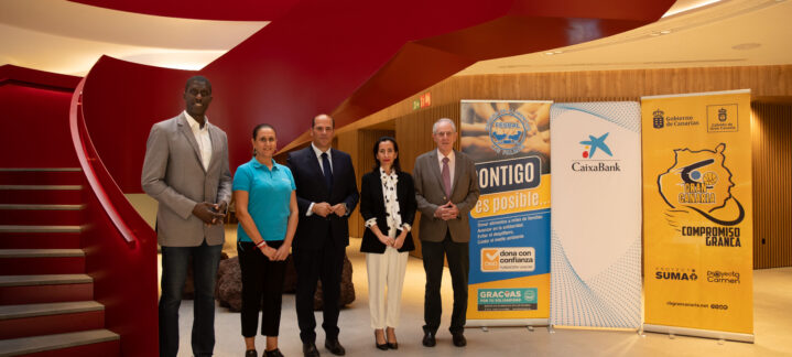 Representantes del Club Baloncesto Gran Canaria y CaixaBank en un evento benéfico.
