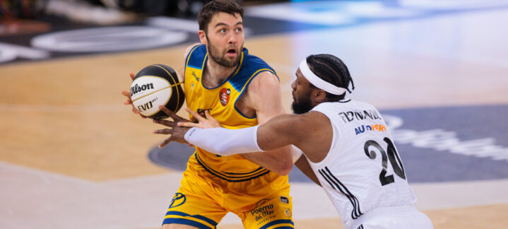 en diez claves",Jugador del Club Baloncesto Gran Canaria intenta pasar el balón ante un defensor del Real Madrid.