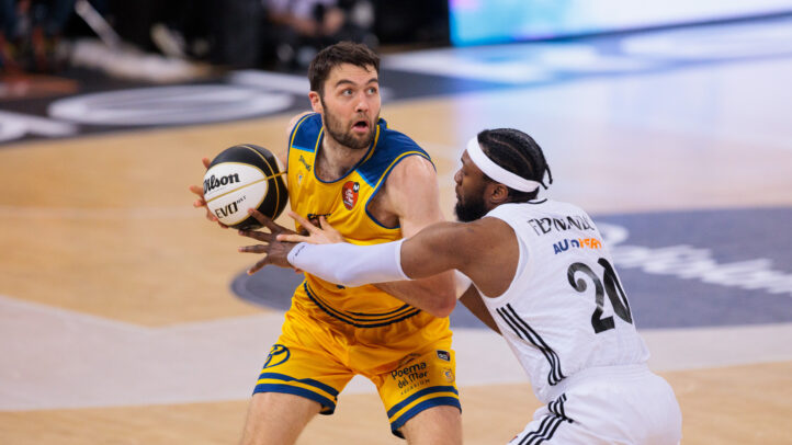 en diez claves",Jugador del Club Baloncesto Gran Canaria intenta pasar el balón ante un defensor del Real Madrid.