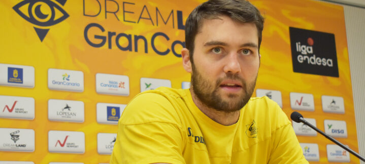 Mike Tobey en rueda de prensa, hablando sobre la preparación mental del equipo.