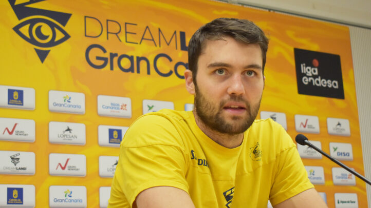 Mike Tobey en rueda de prensa, hablando sobre la preparación mental del equipo.